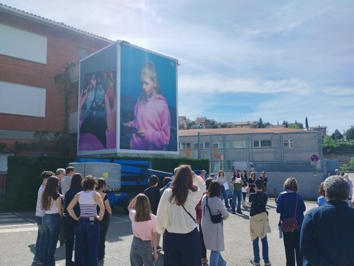 L'exterior de l'Institut Guillem de Berguedà amb el nou mural