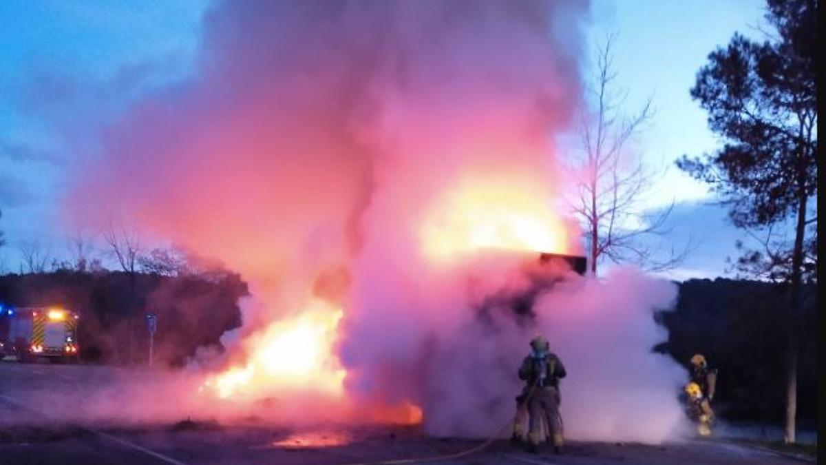 Els Bombers apagant l'incendi a l'AP-7.