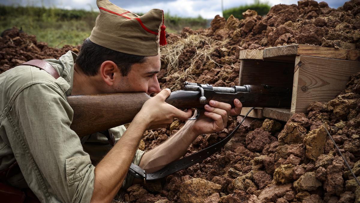 David González, en la trinchera que el grupo recreacionista “Frente del Nalón” hizo en Grullos para el “museo” efímero que montó el sábado sobre la Guerra Civil en la capital candamina. | Irma Collín