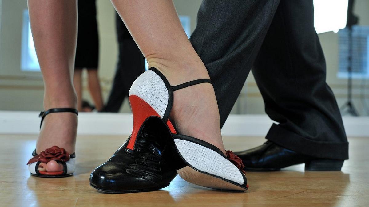 Bailar una vez a la semana puede reducir el avance de los síntomas del  Parkinson? - La Nueva España