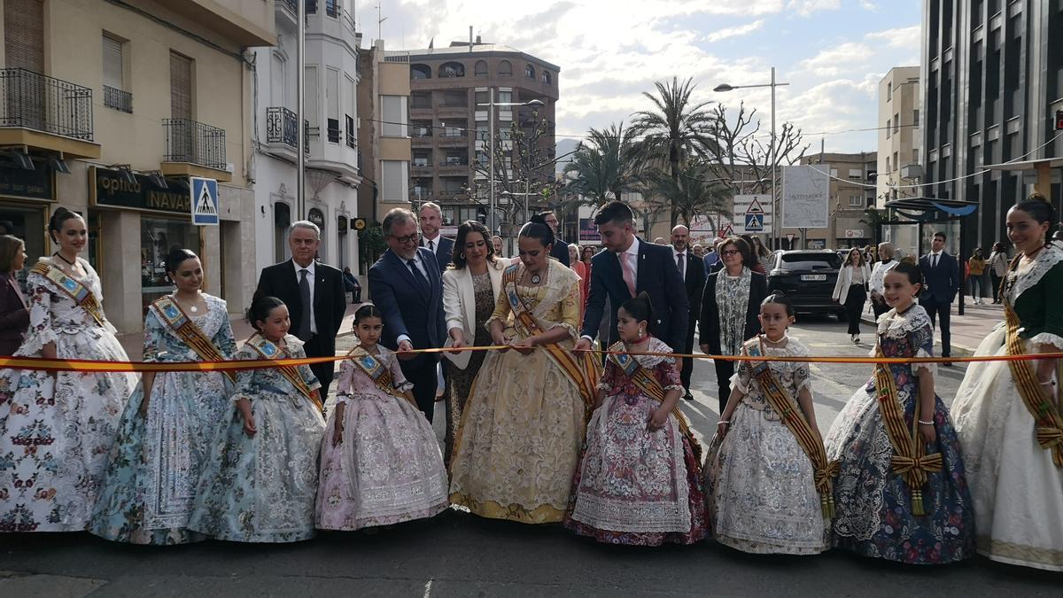 Momento en el que la reina de las fiestas cortó la cinta inaugural.