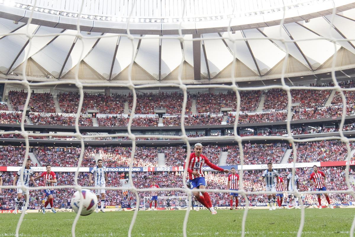 Antoine Griezmann ejecuta el lanzamiento que le dio el triunfo al Atlético.