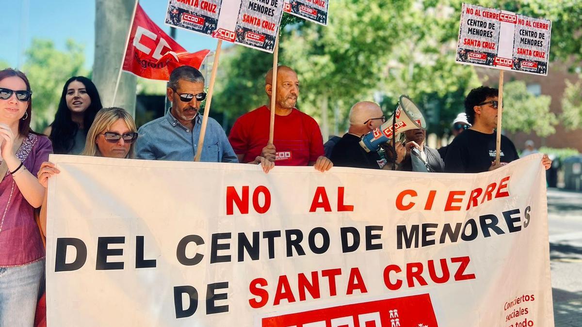 Un momento de la protesta en Murcia para que el centro de Santa Cruz siga abierto.