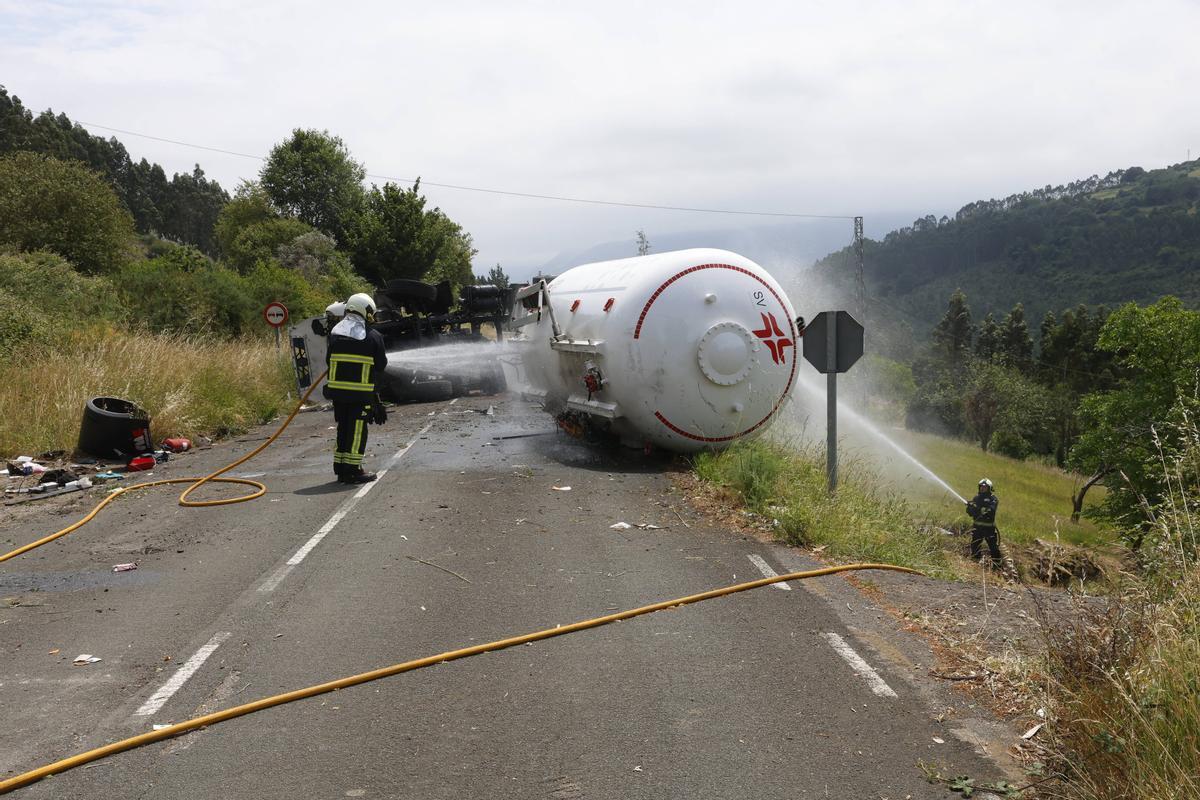 EN IMÁGENES: El espectacular accidente de un camión cisterna con gas en la Autovía del Cantábrico, a la altura de Colunga