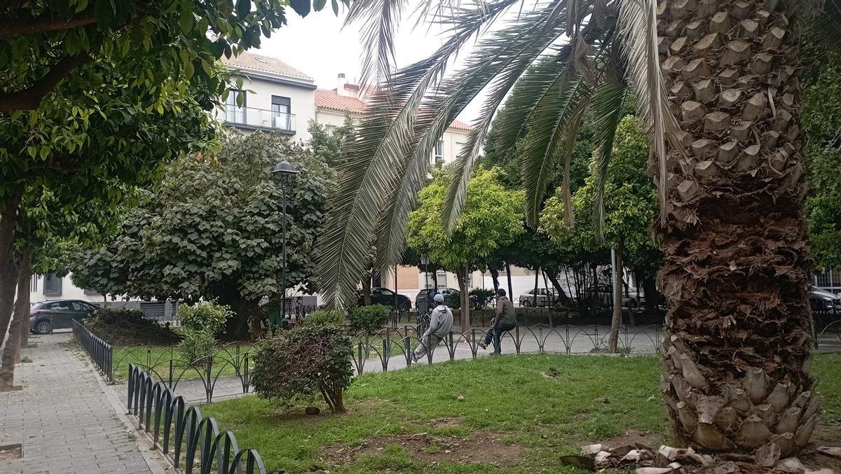 Trabajos de mantenimiento ayer, en la plaza de los Cristos.