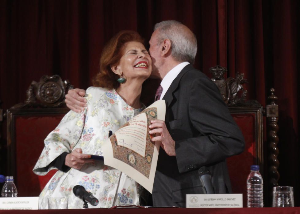 La exministra Carmen Alborch recibe la Medalla de la Universitat de València