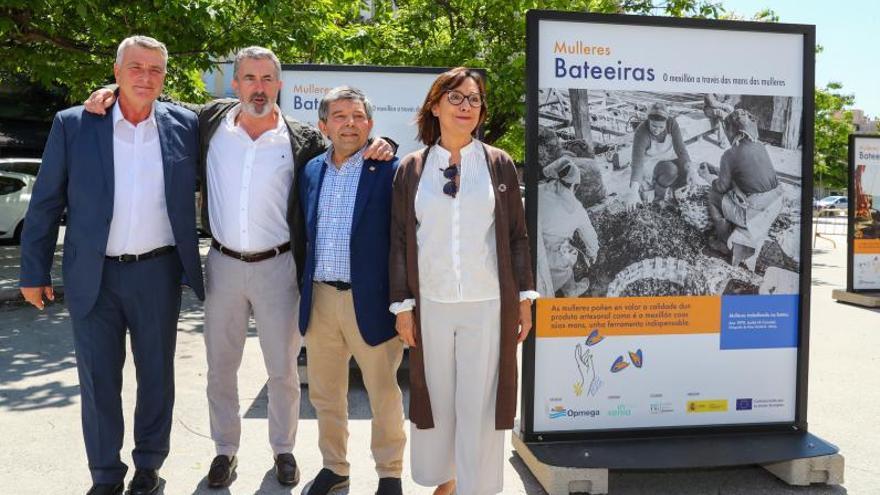 Ricardo Herbón, presidente de Opmega, (i.) los homenajeados, y la subdelegada del gobierno en Pontevedra, Maica Larriba. |   // I. ABELLA