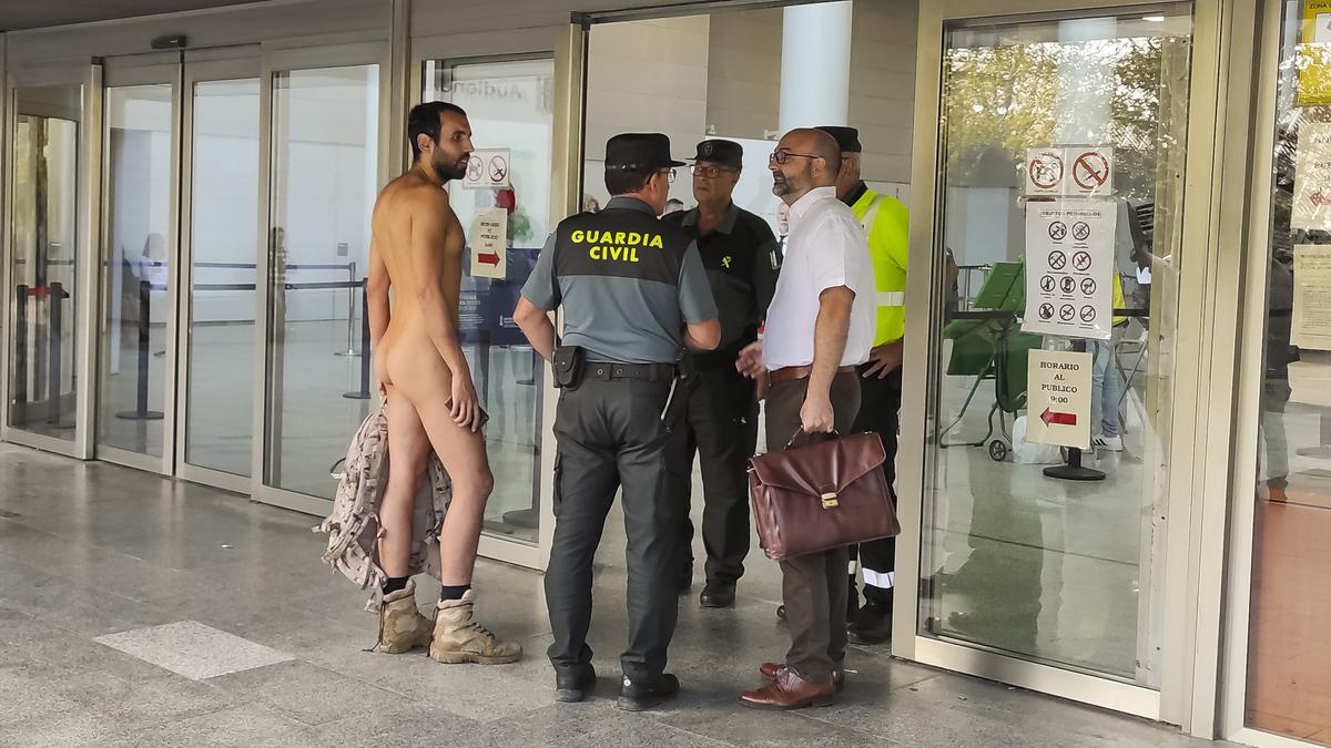 Un joven intenta acceder desnudo a un juicio por exhibicionismo