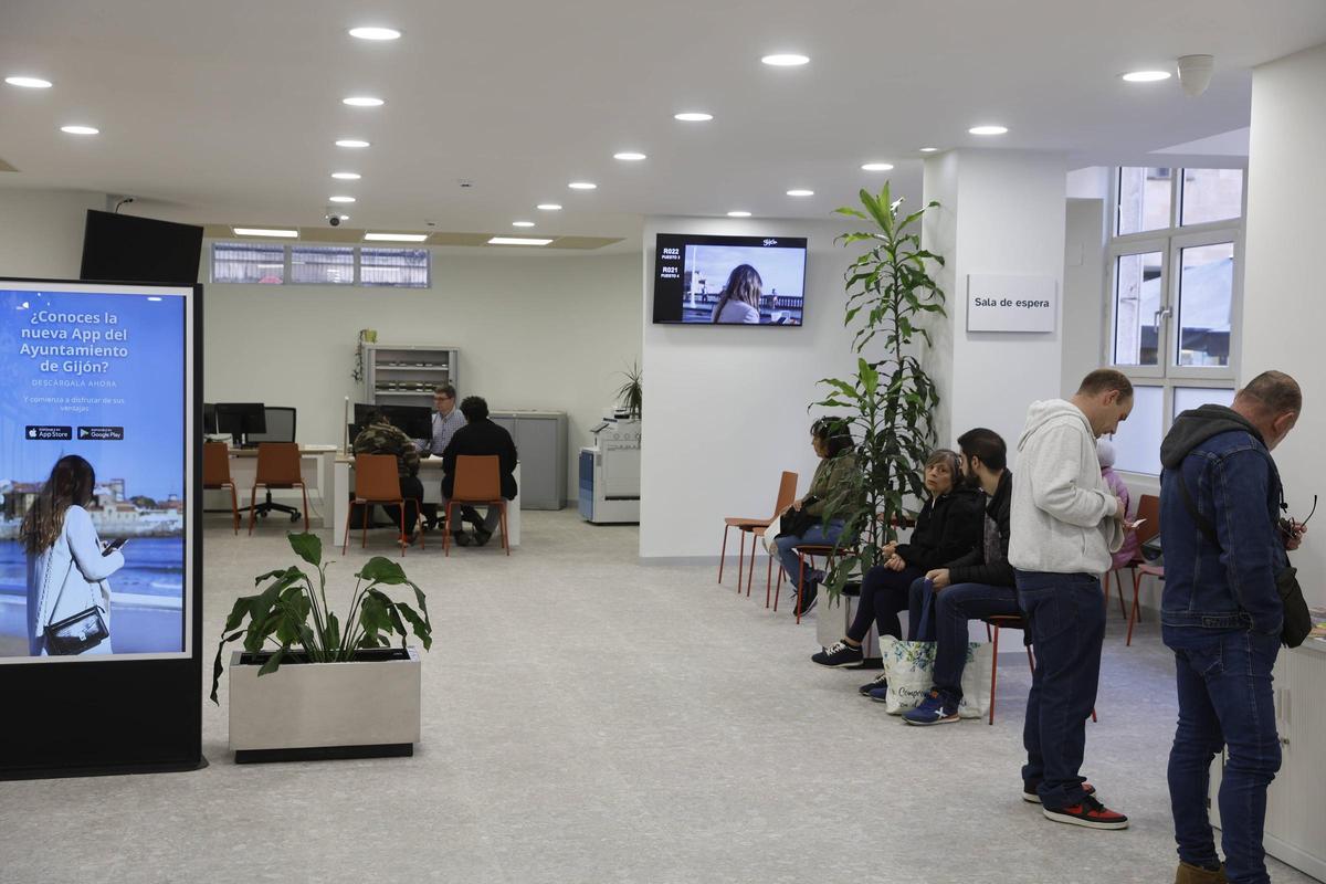 Personal de atención a la ciudadanía en el Ateneo de La Calzada.