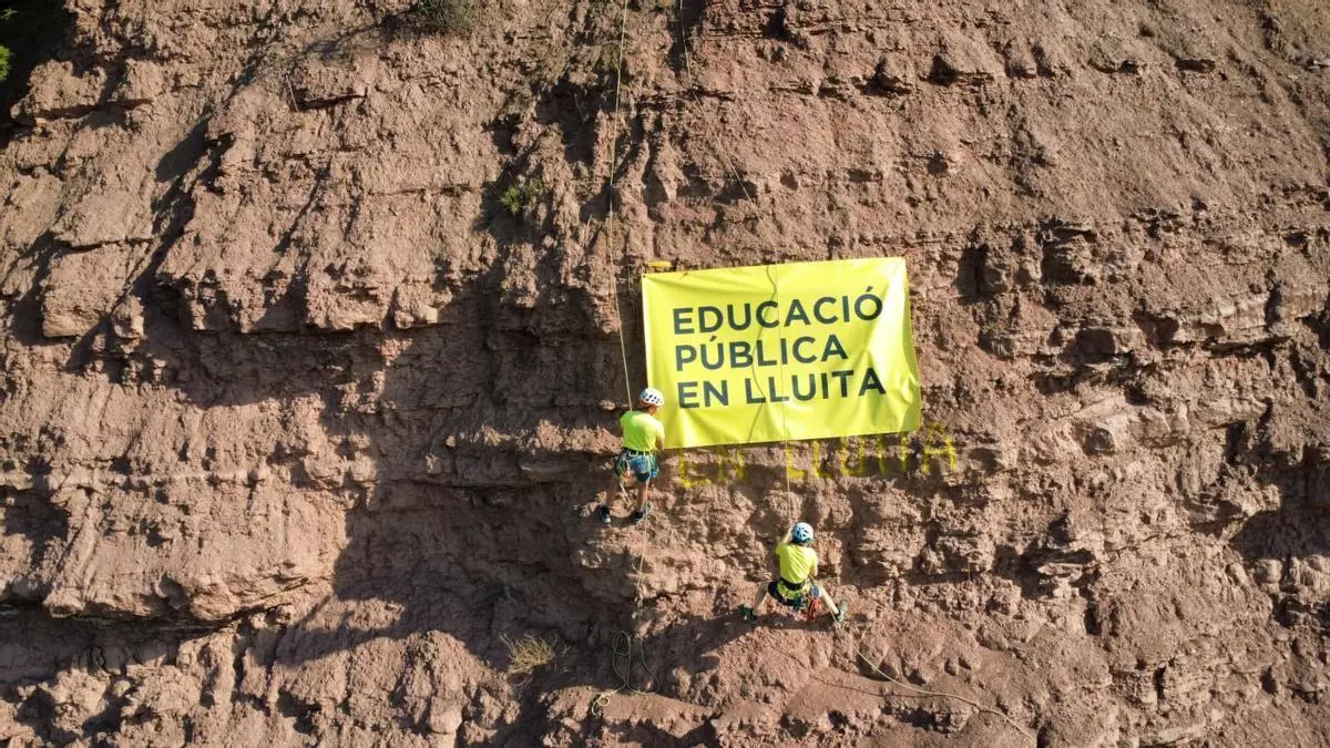 Docents del Bages es pengen a les parets de la Gavarresa per defensar l’educació pública