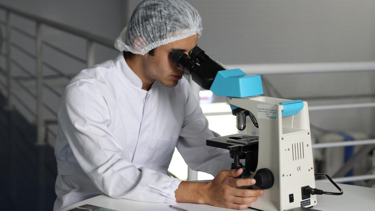 Un investigador en un laboratorio.
