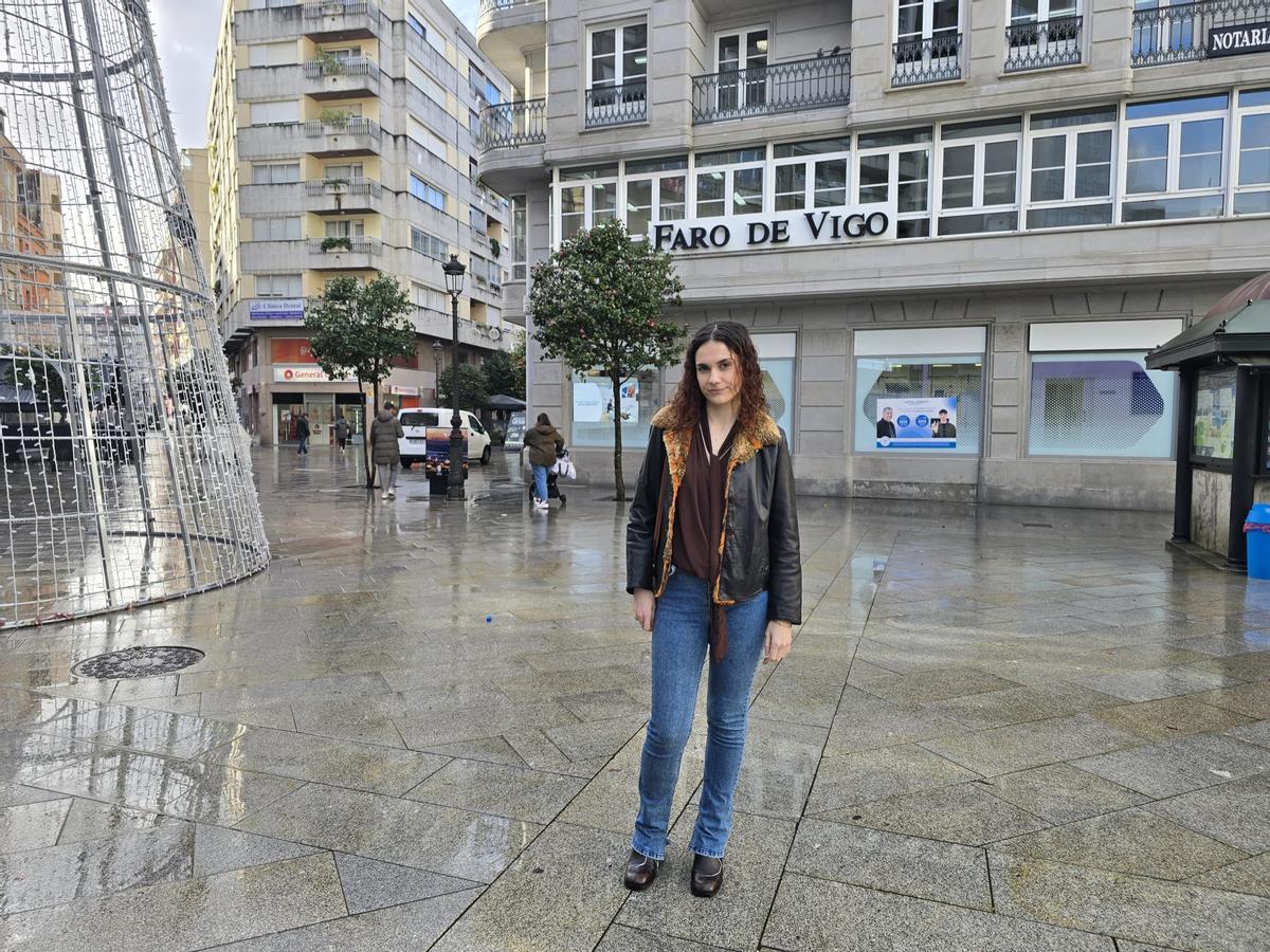 Beatriz Lucía Fernández López, ante la delegación de FARO DE VIGO en Arousa.