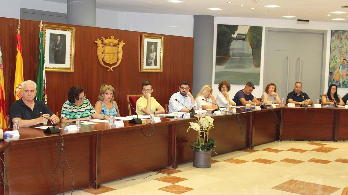 Un momento del pleno extraordinario del Ayuntamiento de Novelda.