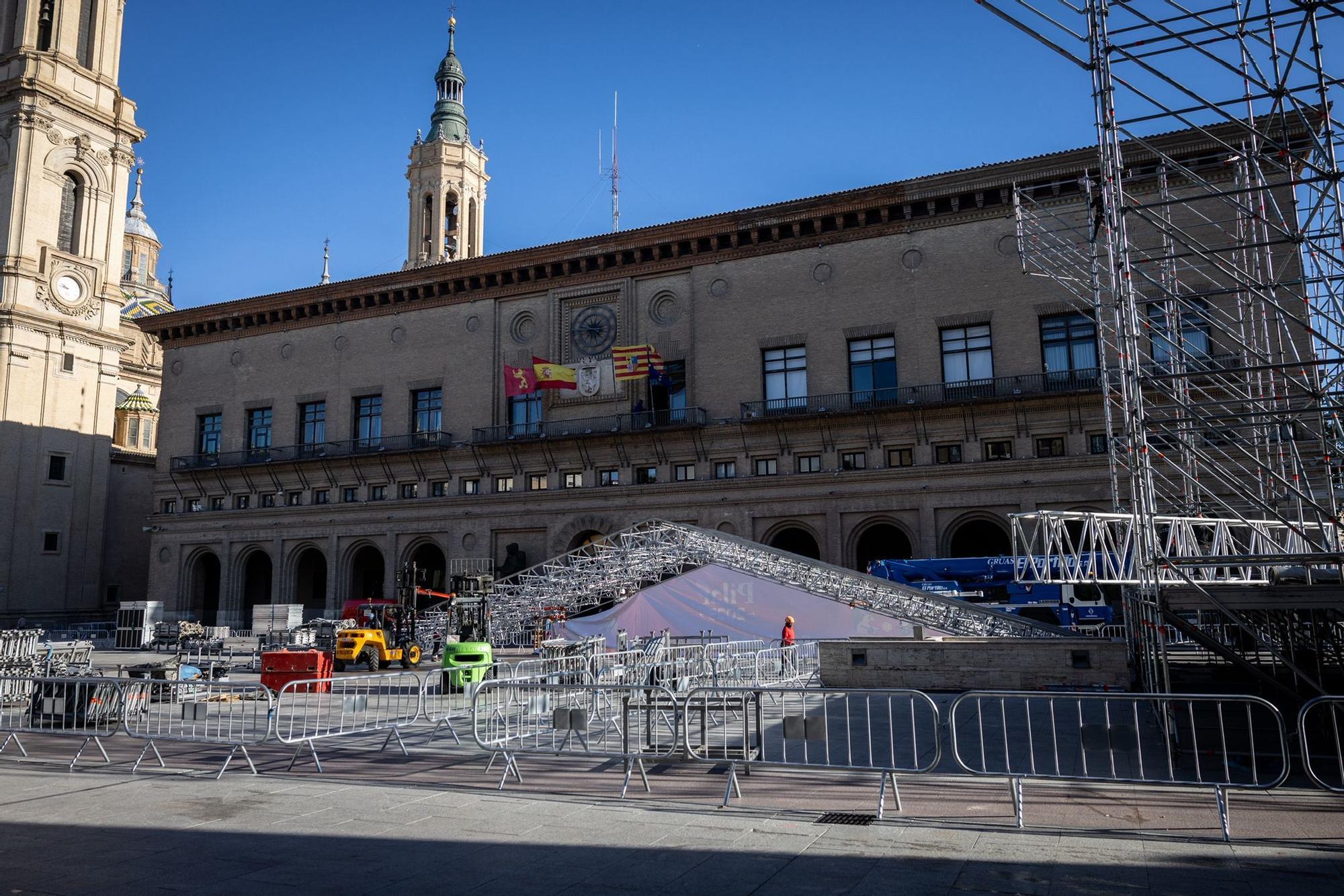 Comienza el montaje del gran escenario de las fiestas en la plaza del Pilar de Zaragoza