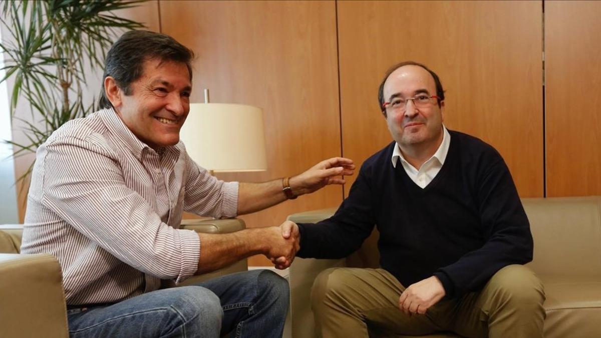 El presidente de la gestora, Javier Fernández, y el líder del PSC, Miquel Iceta, el pasado noviembre.