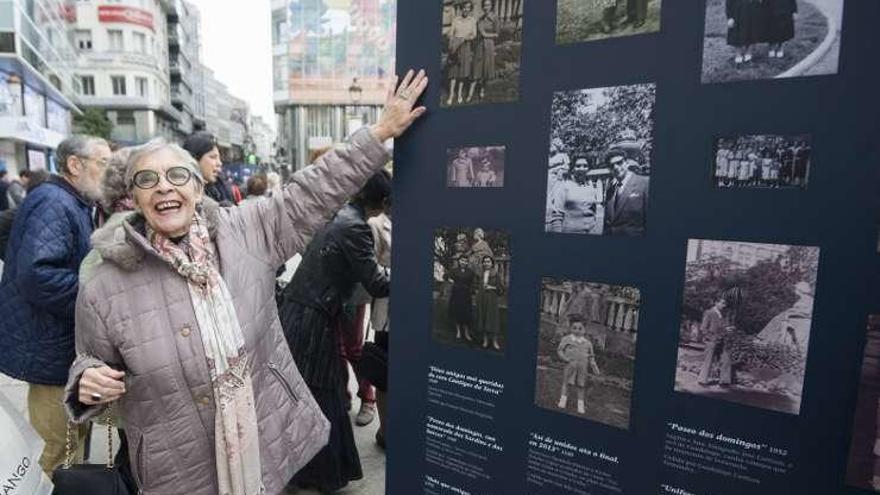 Una de las protagonistas de la muestra señala su fotografía.