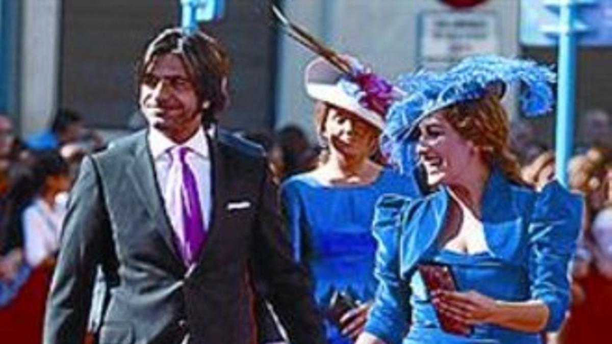 Arriba, los novios. Abajo, la modelo Nieves Álvarez y su marido; y el torero Javier Conde y Estrella Morente.