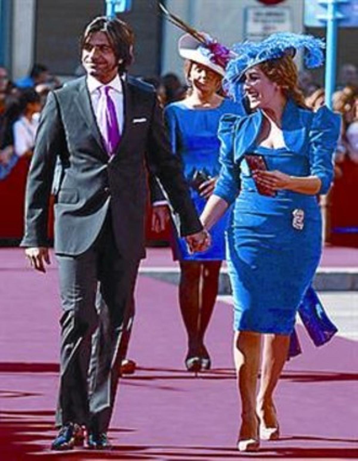 A dalt, els nuvis. A sota, la model Nieves Álvarez i el seu marit; i el torero Javier Conde i Estrella Morente. A dalt, els nuvis. A sota, la model Nieves Álvarez i el seu marit; i el torero Javier Conde i Estrella Morente.