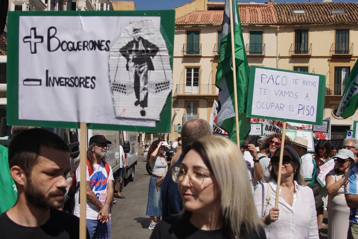 Miles de malagueños recorren las calles del centro de Málaga durante la manifestación del 27J por la vivienda