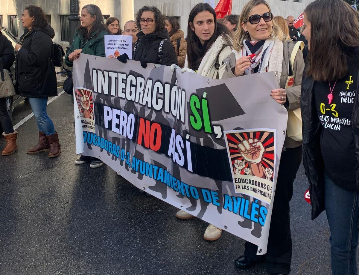 Trabajadoras de las escuelinas durante una protesta. En el centro, de negro, Anabel Gil.