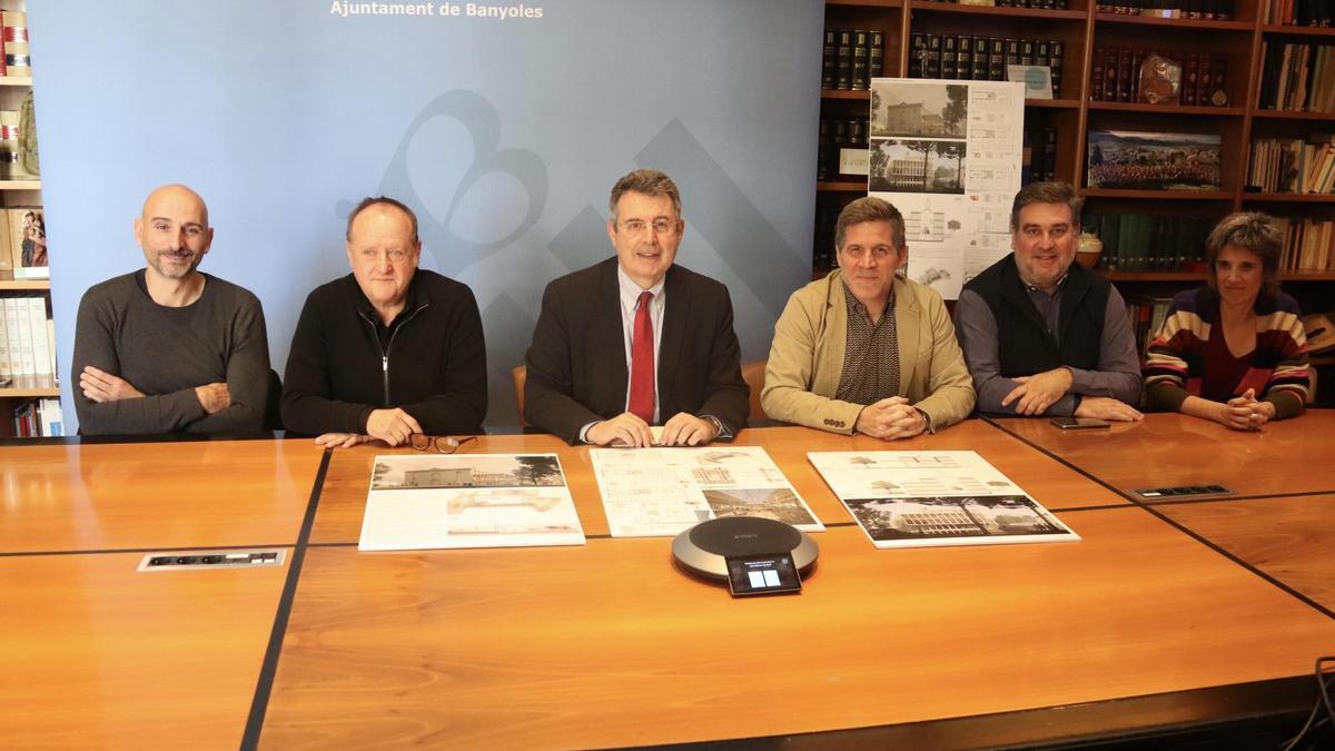 L'alcalde de Banyoles, Miquel Noguer, amb el regidor de Cultura i dos dels arquitectes del despatx BCQ en la presentació de la nova biblioteca