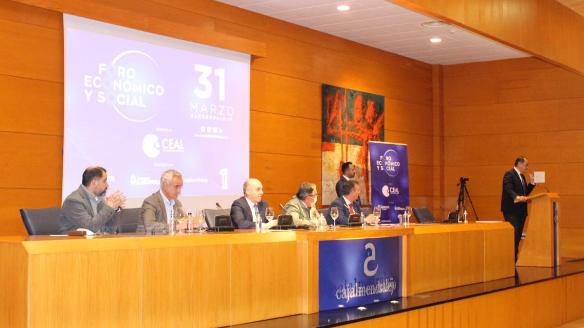 Durante la presentación del I Foro Económico y Social de Almendralejo