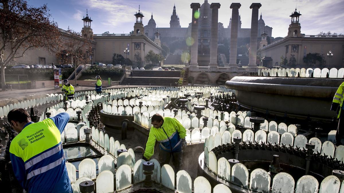 Mantenimiento de las fuentes de Montjuic, uno de los escenarios del piromusical, en una imagen de archivo.