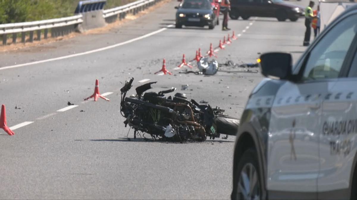 La moto destrozada en el lugar del accidente, en O Rosal.