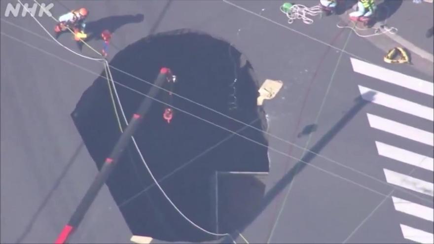 Un camión cayó en un socavón de 10 metros de profundidad en la ciudad de Yashio en Japón
