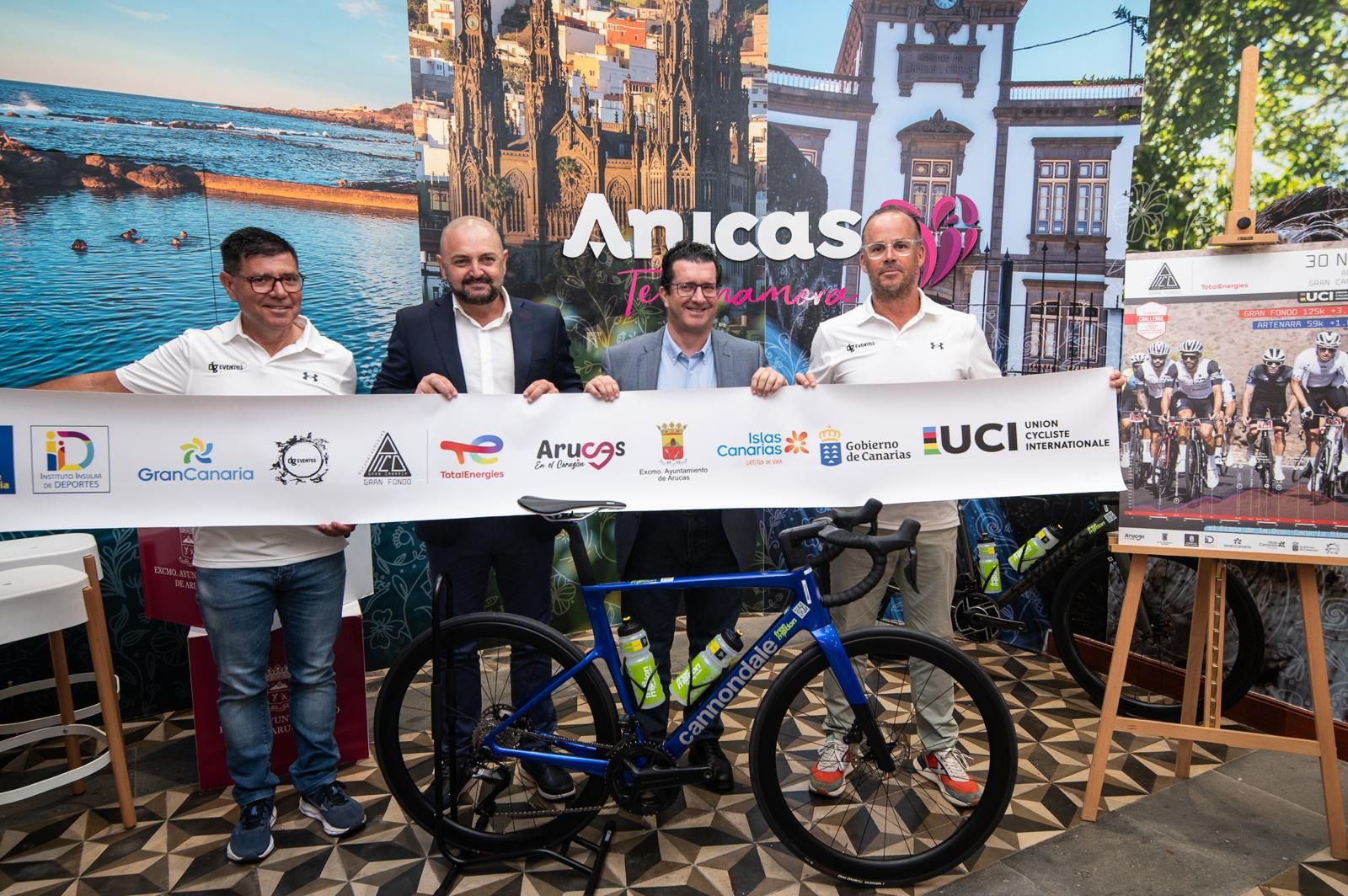 Foto de familia de la presentación del Gran Fondo Pico de las Nieves.