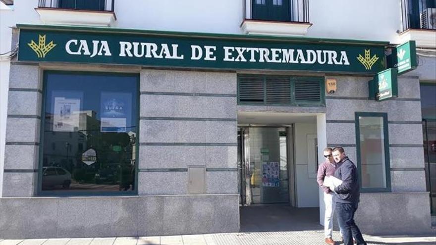 Atracan a punta de cuchillo la oficina de Caja Rural de Extremadura