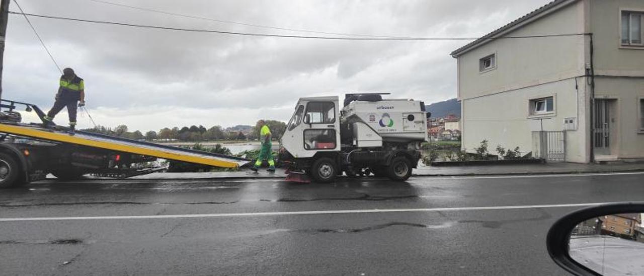 La máquina barredora, averiada ayer y subiendo a una grúa.   | S.A.