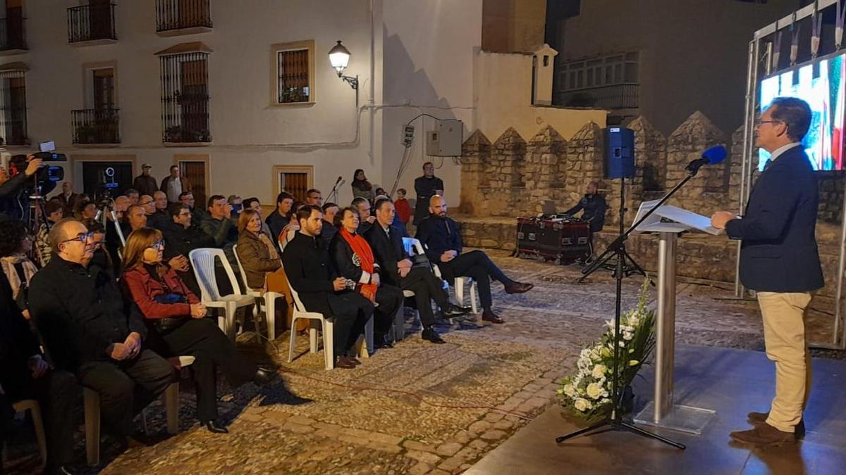 El concejal Francisco Casas explica el desarrollo de los trabajos.