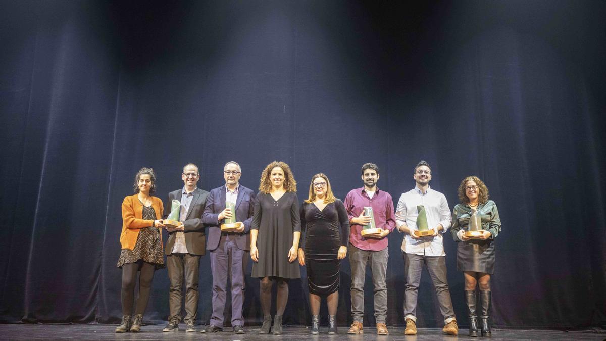 Catalina Cladera y Bel Busquets junto a los premiados.