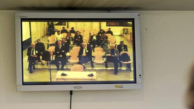 Els acusats, ahir en un monitor de l’Audiència Nacional. | JOSÉ LUIS ROCA
