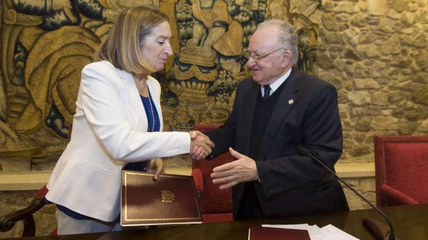 Ana Pastor y Xesús Alonso Montero, tras la firma del protocolo en la sede de la RAG. // J.R.