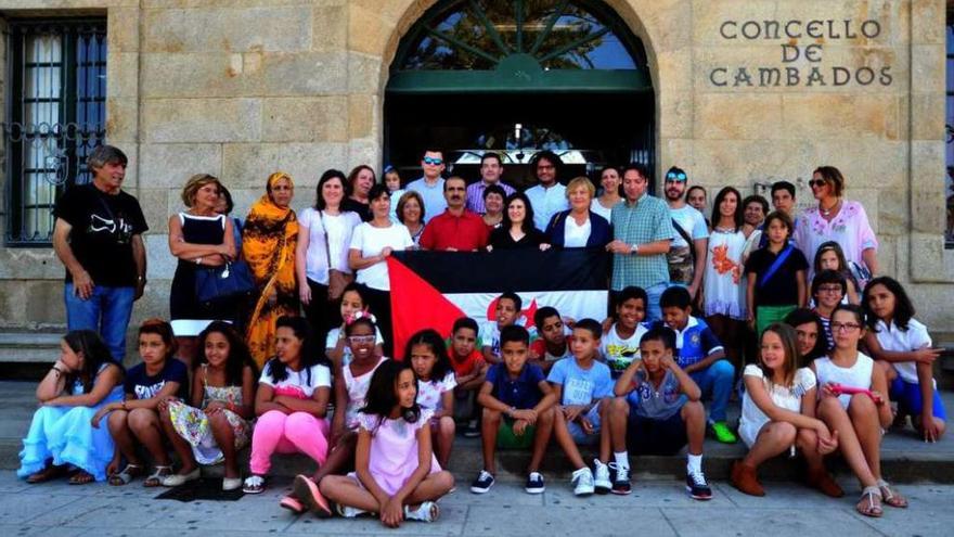 Niños acogidos en O Salnés, con sus familias de acogida, hace un año en Cambados. // Iñaki Abella