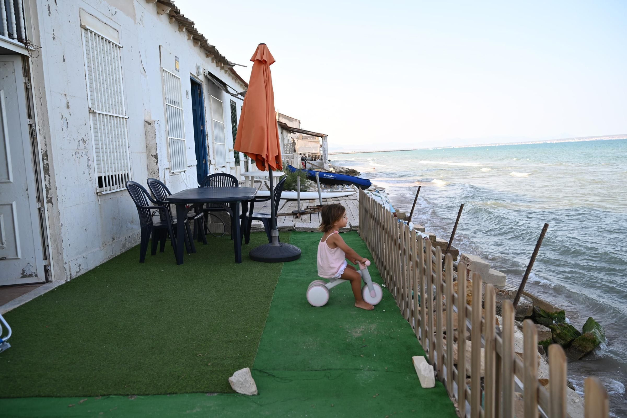 Corazones rotos en playa Babilonia: Los vecinos piden apoyo para mantener las casas en pie