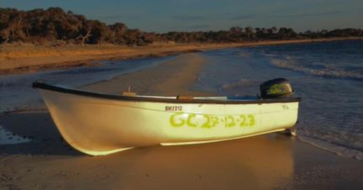Das Migrantenboot am Strand an der Südküste.