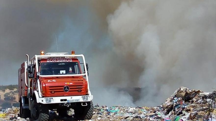 El incendio del vertedero de Badajoz sigue activo tras día y medio