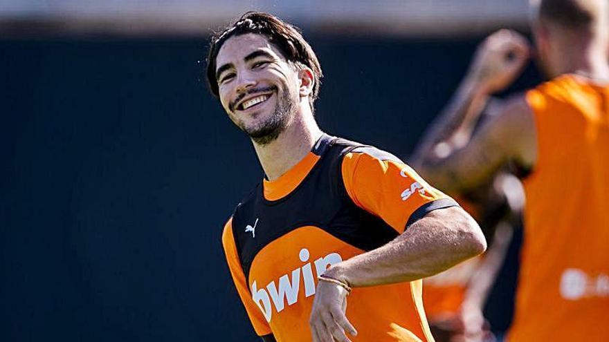 Carlos Soler sonríe durante el entrenamiento.