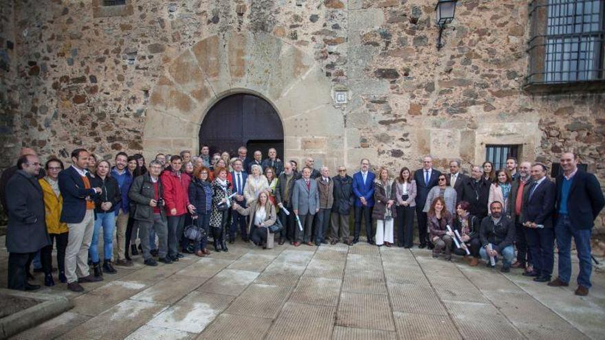 Trabajadores de El Periódico Extremadura y autoridades, en 2018, cuando se colocó a la entrada del Palacio de la Generala una placa que recordaba que la primera sede del diario estuvo allí.