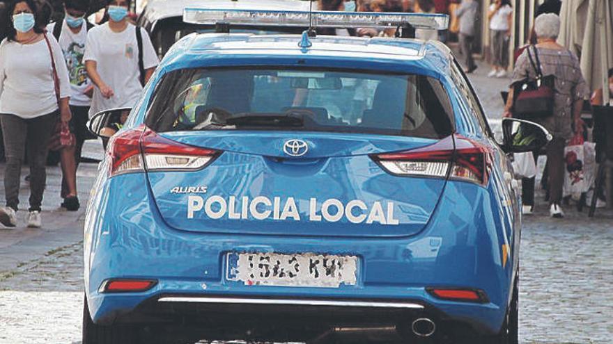 Una patrulla de la Policía Local transita por una calle de la capital palmera