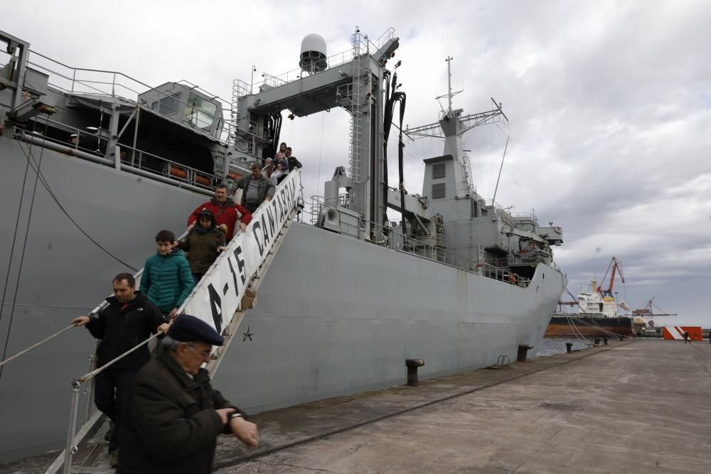 Largas colas en El Musel para visitar el "Cantabria" y la fragata "Reina Sofía"