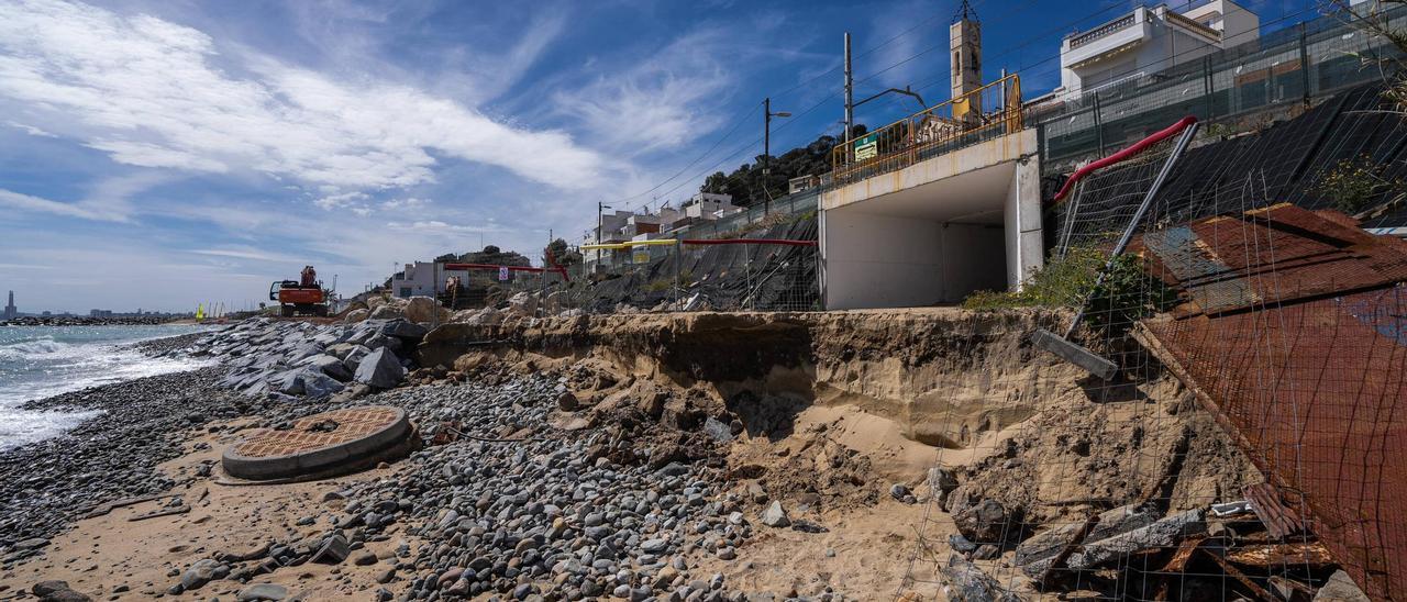 Reparación en las playas de Montgat después de la destrucción que causaron los temporales.