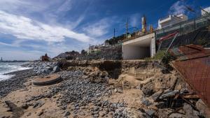 Reparación en las playas de Montgat después de la destrucción que causaron los temporales.