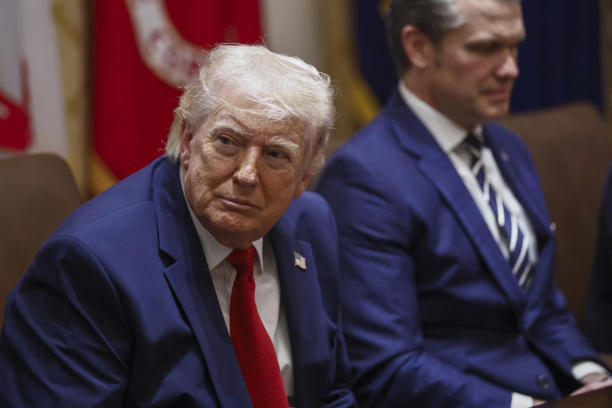 El presidente de EEUU, Donald Trump, junto al secretario de Defensa, Pete Hegseth.