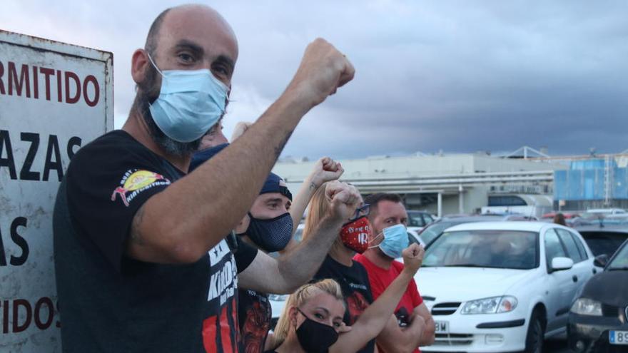 Diversos treballadors de Nissan a l&#039;entrada de la planta de la Zona Franca celebrant l&#039;acord