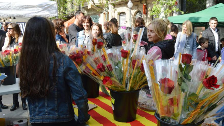 Molta gent es va desplaçar al centre amb el bus urbà per Sant Jordi