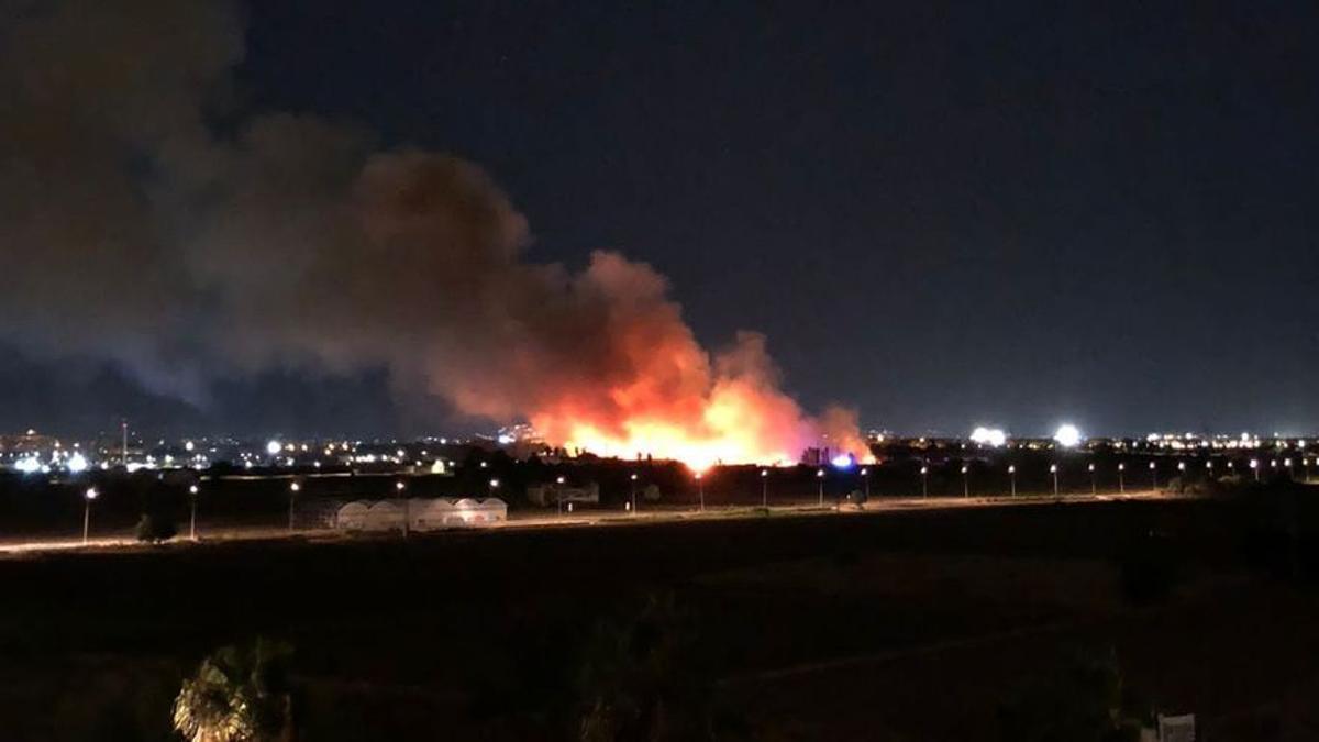 Un gran incendio de matorrales sorprende en Valencia.